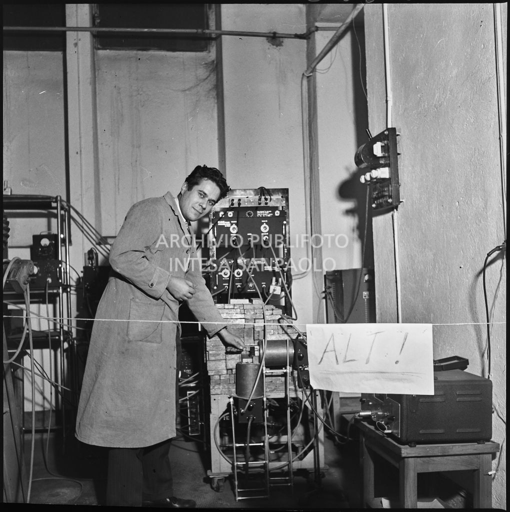 Un uomo al lavoro su un impianto del CISE<br>196220