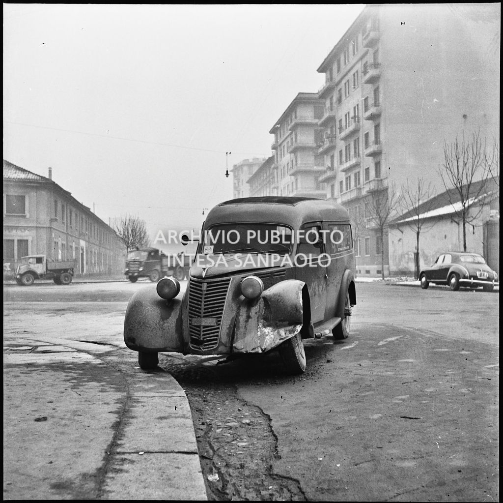 Furgone Fiat per la consegna delle riviste Grand Hotel e di Intrepido dopo un incidente su una strada milanese innevata<br>196221