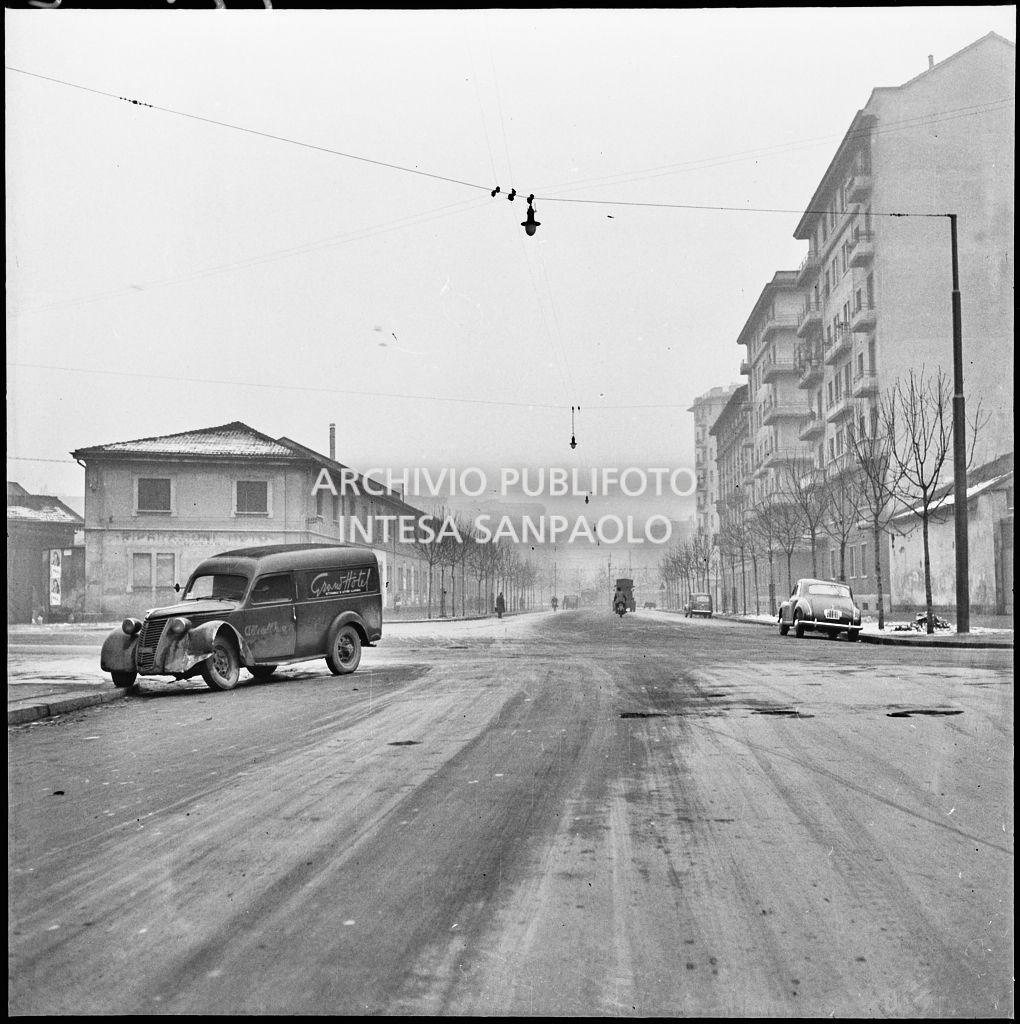 Furgone Fiat per la consegna delle riviste Grand Hotel e di Intrepido dopo un incidente su una strada milanese innevata<br>196222
