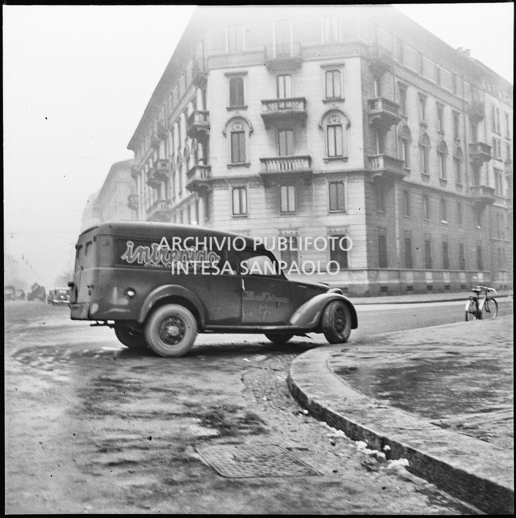 Furgone Fiat per la consegna delle riviste Grand Hotel e di Intrepido dopo un incidente su una strada milanese innevata<br>196223