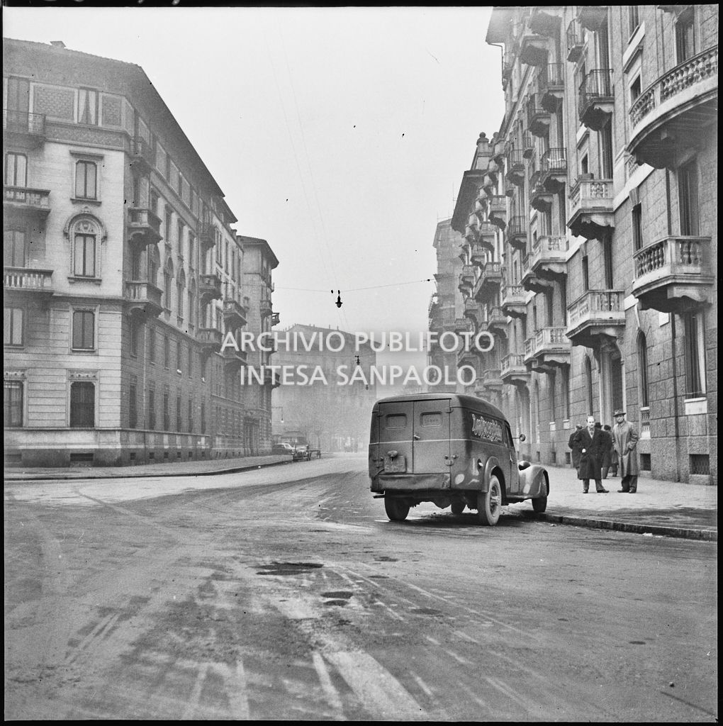 Furgone Fiat per la consegna delle riviste Grand Hotel e di Intrepido dopo un incidente su una strada milanese innevata<br>196224