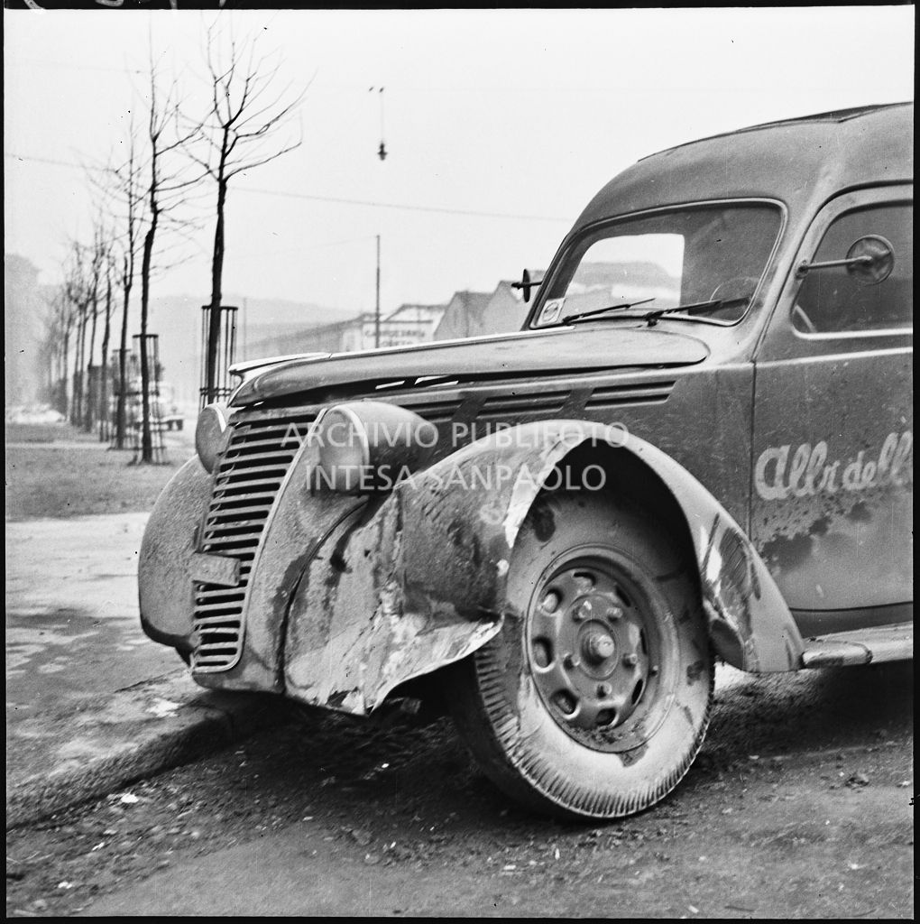 Furgone Fiat per la consegna delle riviste Grand Hotel e di Intrepido dopo un incidente su una strada milanese innevata<br>196225