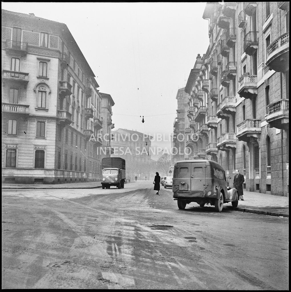 Furgone Fiat per la consegna delle riviste Grand Hotel  e di Intrepido dopo un incidente su una strada milanese innevata<br>196226