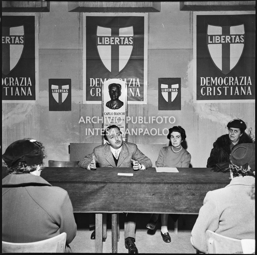 Un uomo parla al convegno del Movimento sociale femminile della Democrazia Cristiana<br>196228