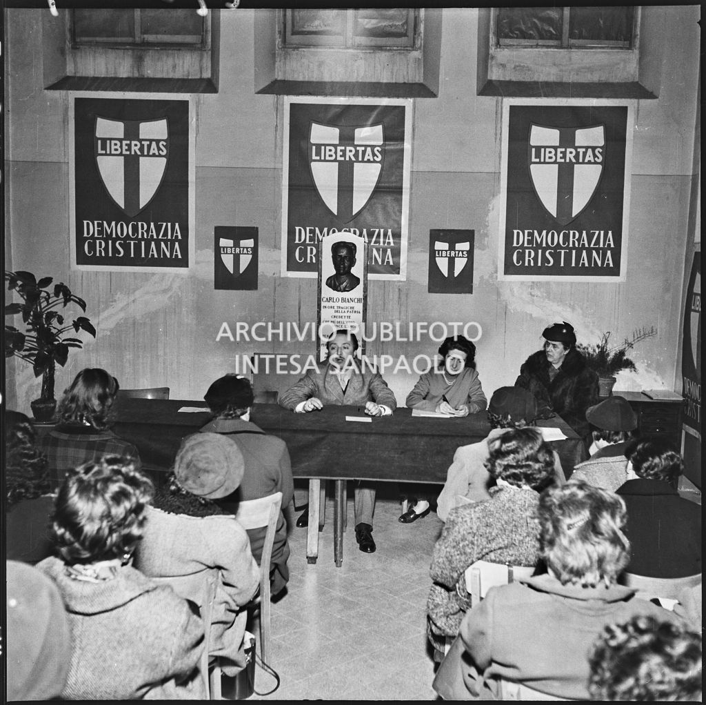 Un uomo parla al convegno del Movimento sociale femminile della Democrazia Cristiana<br>196229