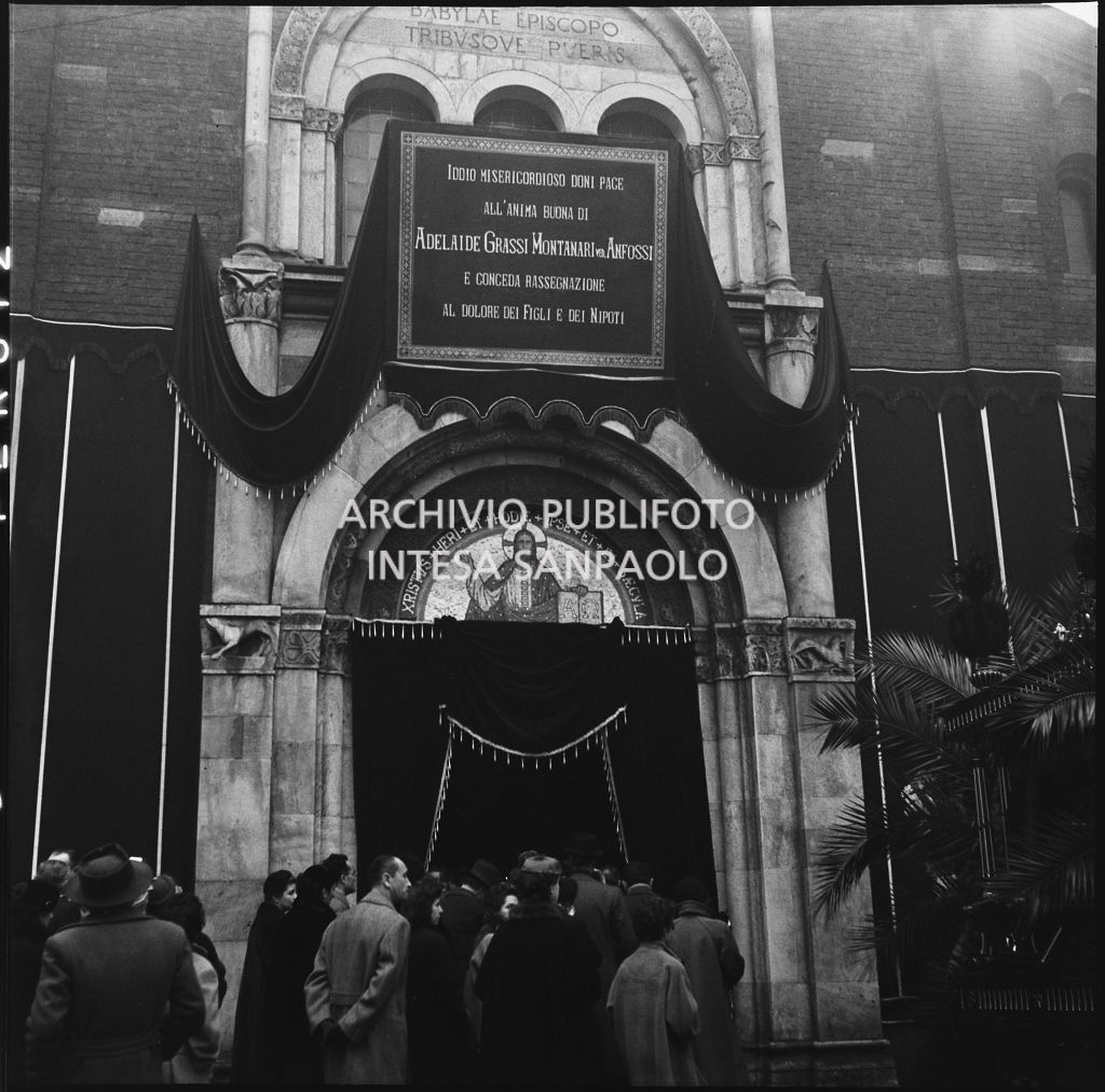 Ingresso della chiesa di San Babila parata per il funerale di Adelaide Grassi Montanari, vedova Anfossi<br>196242