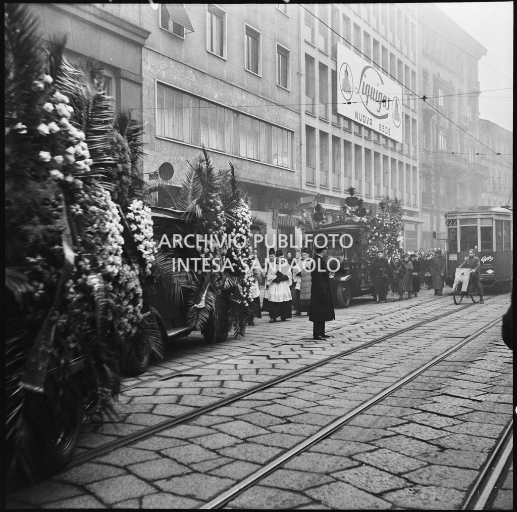 Corteo funebre in corso Venezia per il funerale di Adelaide Grassi Montanari, vedova Anfossi<br>196244