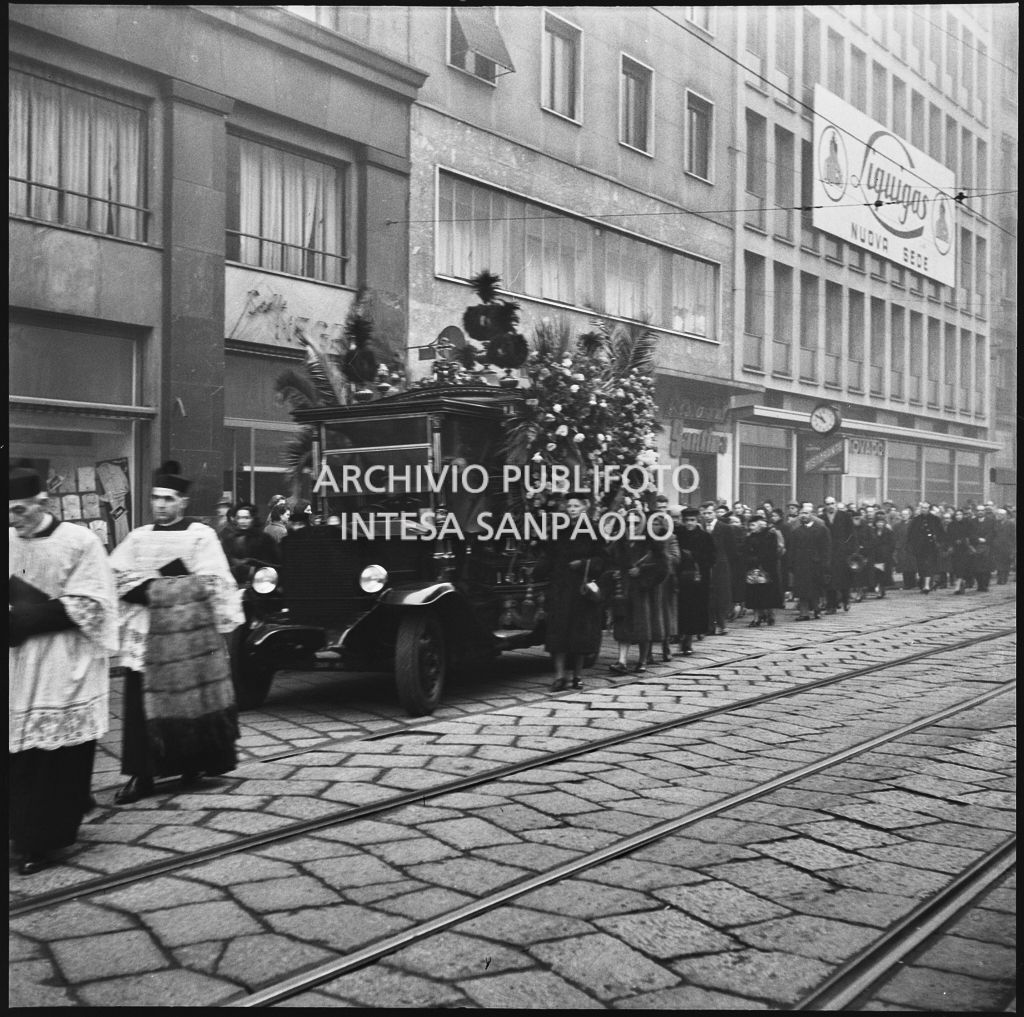 Corteo funebre in corso Venezia per il funerale di Adelaide Grassi Montanari, vedova Anfossi<br>196245