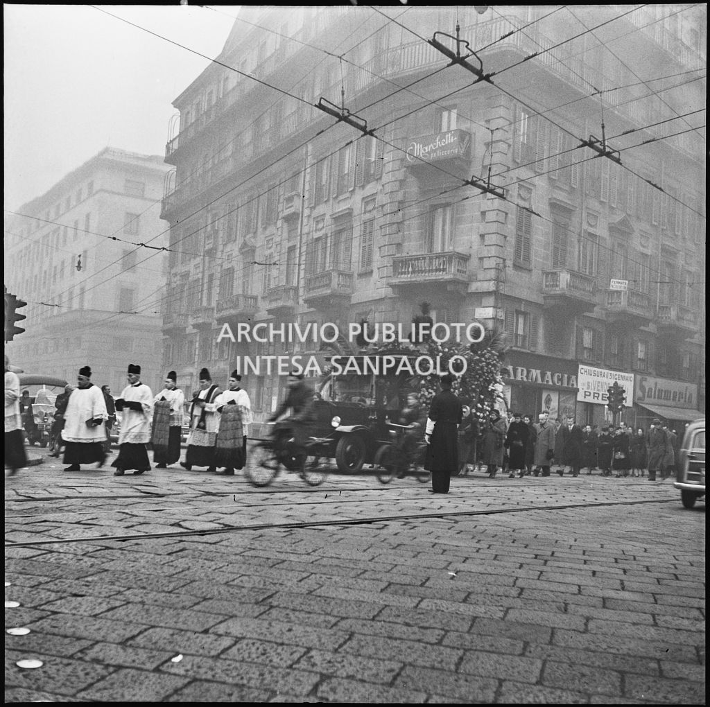 Corteo funebre all'incrocio tra corso Venezia e via San Damiano per il funerale di Adelaide Grassi Montanari, vedova Anfossi<br>196246