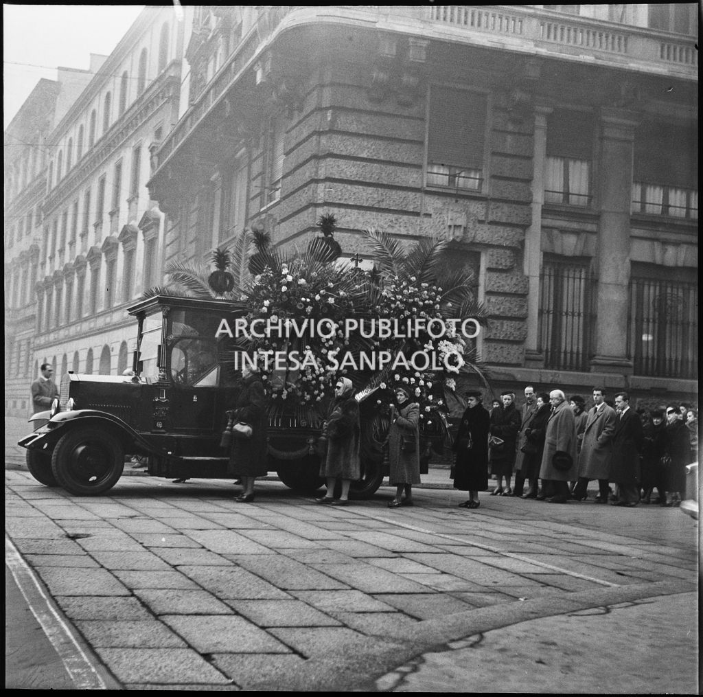 Carro funebre e corteo per il funerale di Adelaide Grassi Montanari, vedova Anfossi<br>196247