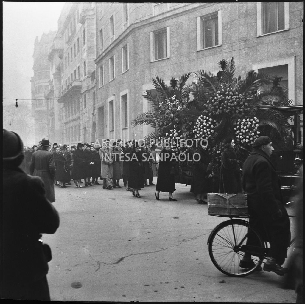 Carro funebre e corteo per il funerale di Adelaide Grassi Montanari, vedova Anfossi<br>196248