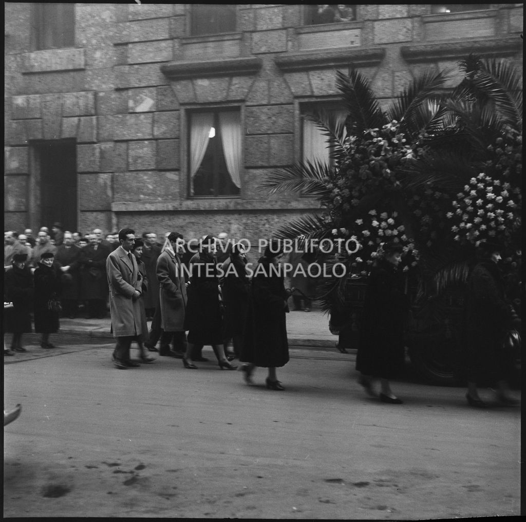 Carro funebre e corteo per il funerale di Adelaide Grassi Montanari, vedova Anfossi<br>196249