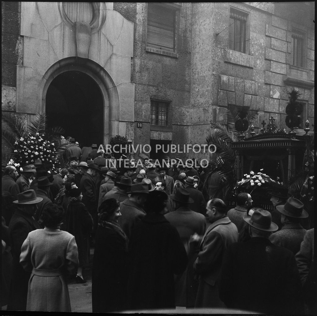 Folla davanti all'abitazione di Adelaide Grassi Montanari, vedova Anfossi, in occasione del suo funerale<br>196252