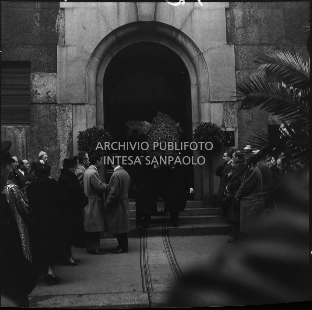 Il feretro di Adelaide Grassi Montanari, vedova Anfossi, lascia la sua abitazione per il funerale<br>196253