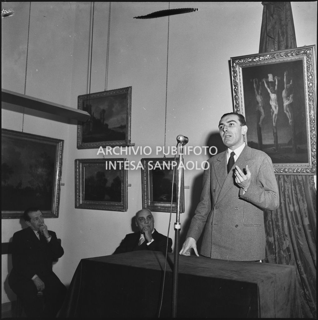Discorso dell'onorevole Dino Del Bo in occasione dell'inaugurazione del Centro culturale San Fedele. Alle sue spalle (a destra) il prefetto di Milano Ernesto Giulio Cappa<br>196256