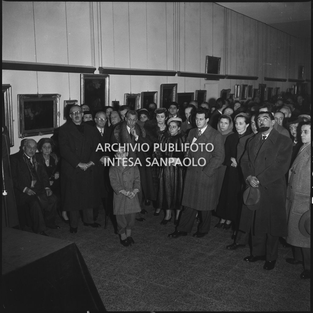 Vista sul pubblico durante il discorso dell'onorevole Dino Del Bo in occasione dell'inaugurazione del Centro culturale San Fedele<br>196257