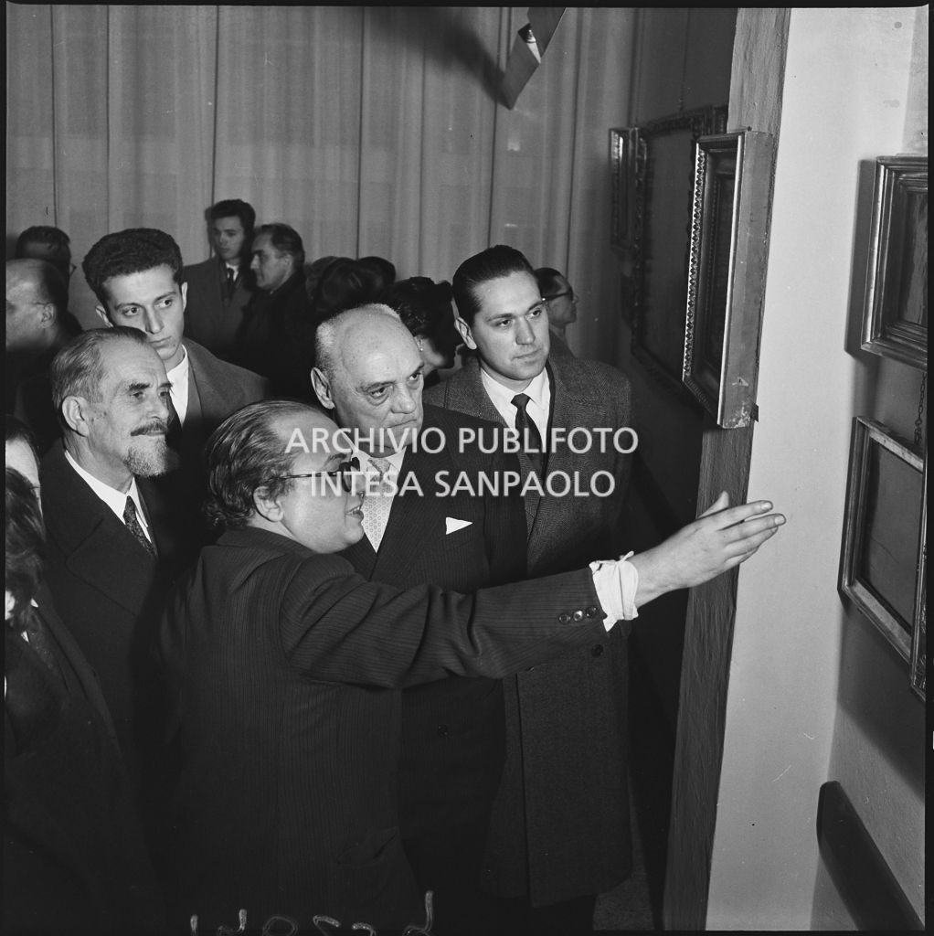 Giorgio Kaisserlian mostra al prefetto di Milano Ernesto Giulio Cappa uno dei quadri esposti in occasione della inaugurazione del Centro culturale San Fedele<br>196259