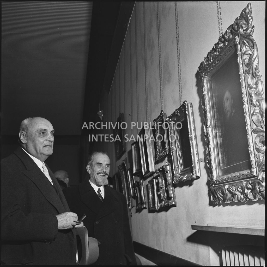 Il prefetto di Milano Ernesto Giulio Cappa (a sinistra) osserva i quadri esposti in occasione della inaugurazione del Centro culturale San Fedele<br>196260