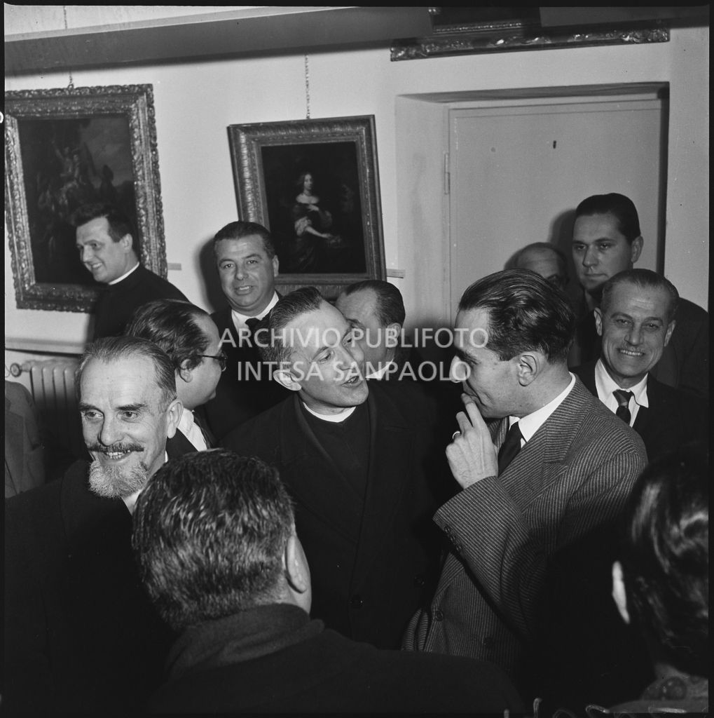 L'onorevole Dino Del Bo tra la folla durante l'inaugurazione del Centro culturale San Fedele<br>196262