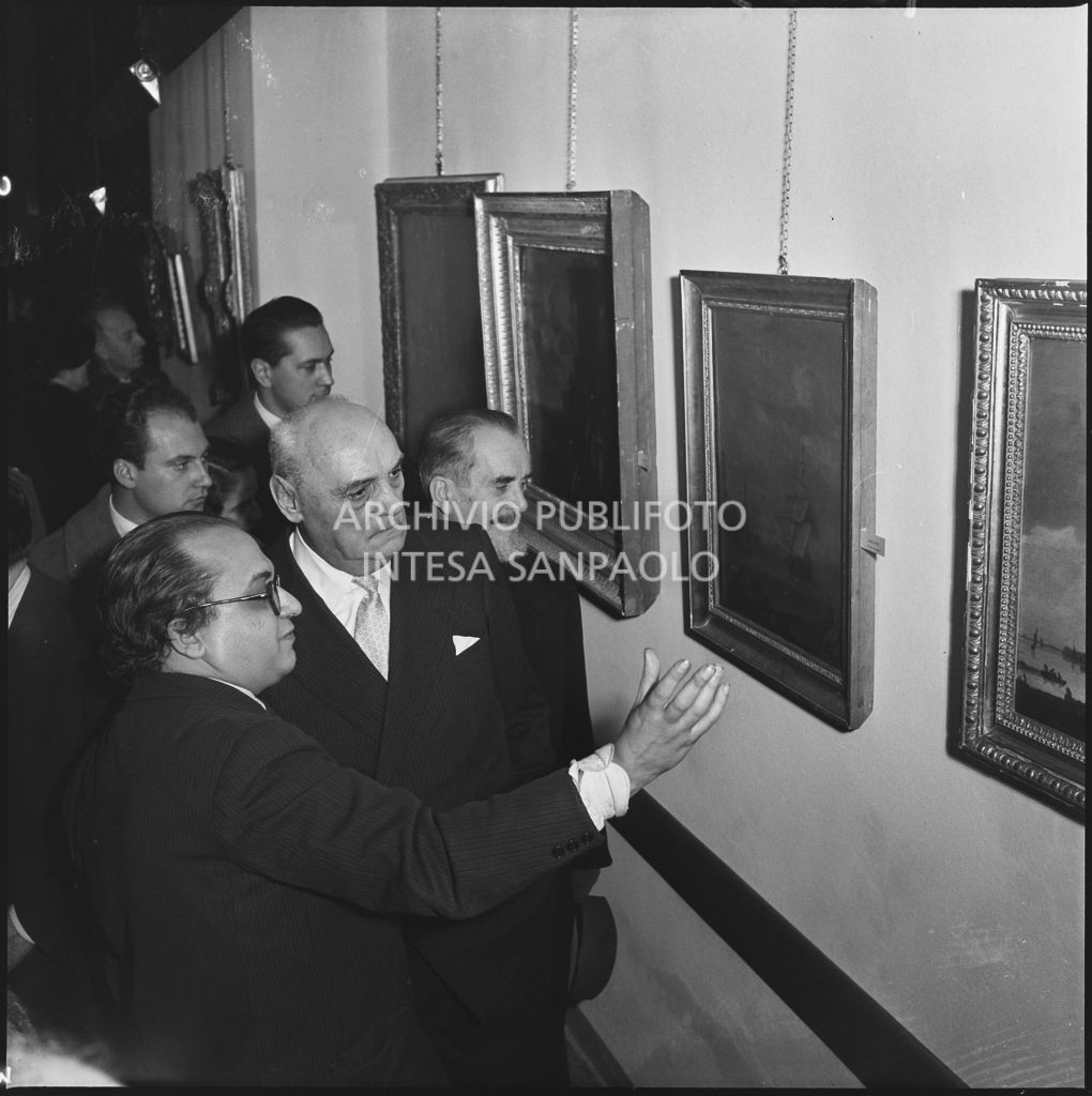 Giorgio Kaisserlian mostra al prefetto di Milano Ernesto Giulio Cappa uno dei quadri esposti in occasione della inaugurazione del Centro culturale San Fedele<br>196263