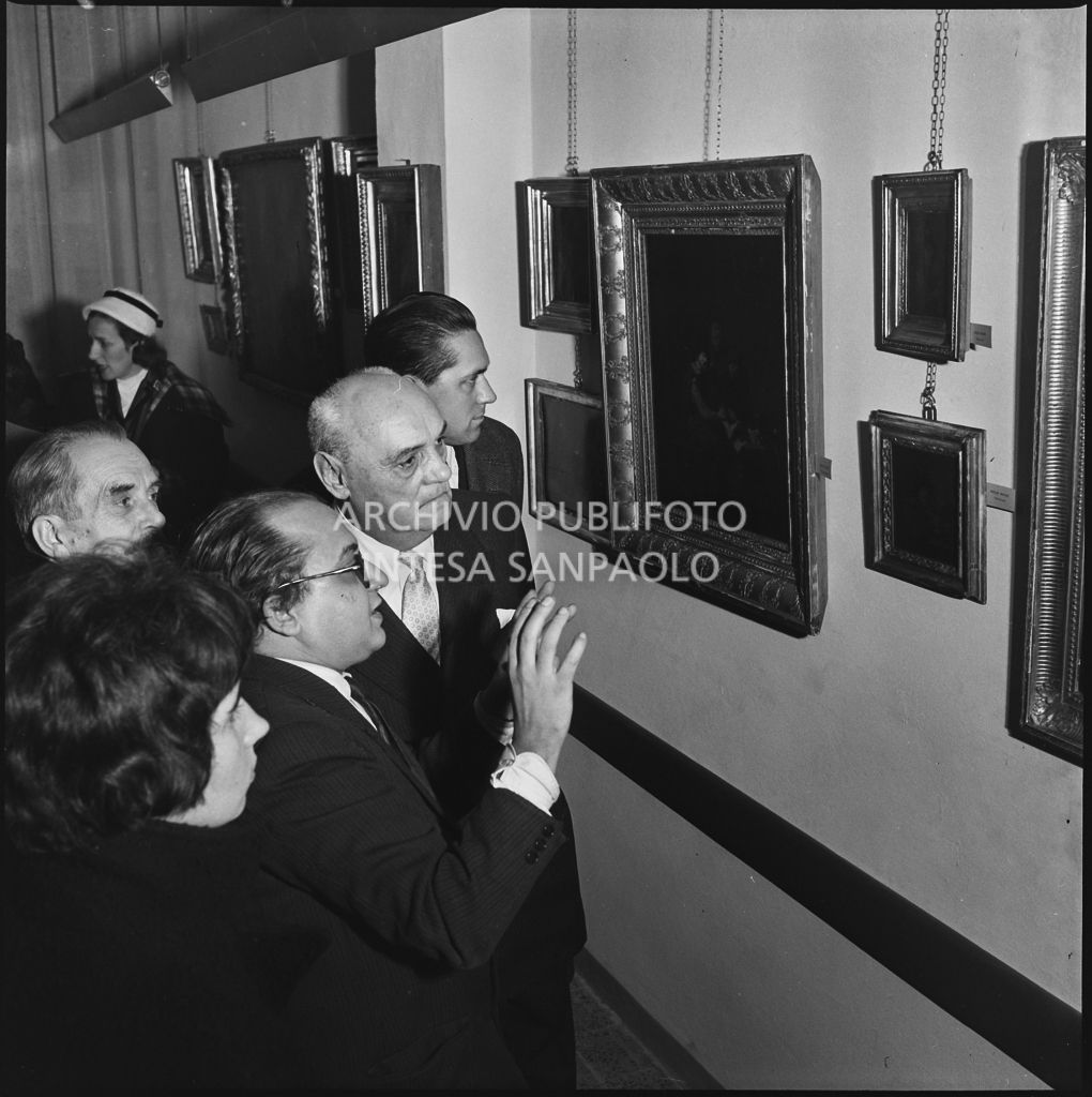 Giorgio Kaisserlian mostra al prefetto di Milano Ernesto Giulio Cappa uno dei quadri esposti in occasione della inaugurazione del Centro culturale San Fedele<br>196267