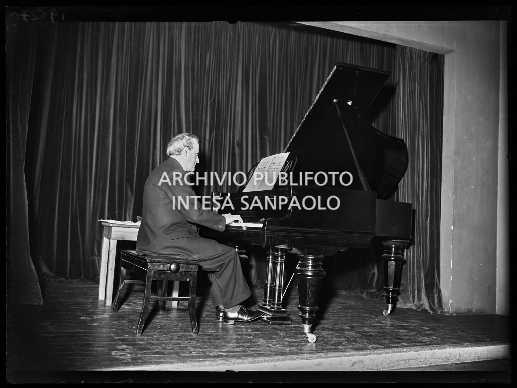 Concerto per pianoforte al Centro culturale Pirelli in via Fabio Filzi<br>196270