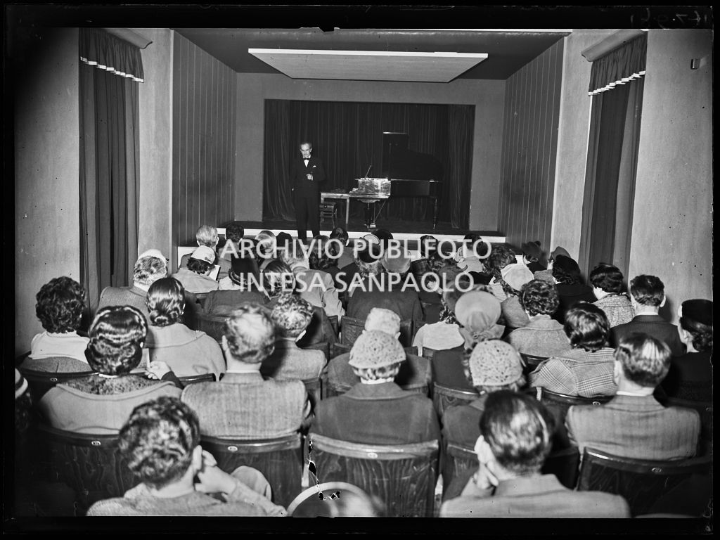 Vista sul pubblico e il palcoscenico in occasione di un concerto del Centro culturale Pirelli, organizzato in via Fabio Filzi<br>196271