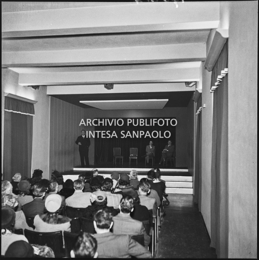 Sala con pubblico e relatori al convegno organizzato presso il Centro culturale Pirelli<br>196274