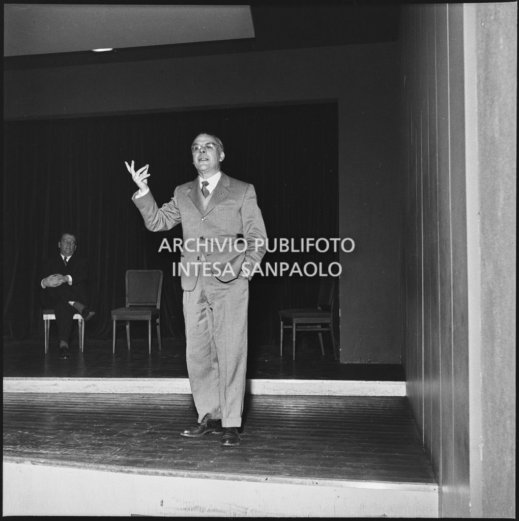 Intervento di un relatore al convegno organizzato presso il Centro culturale Pirelli<br>196276