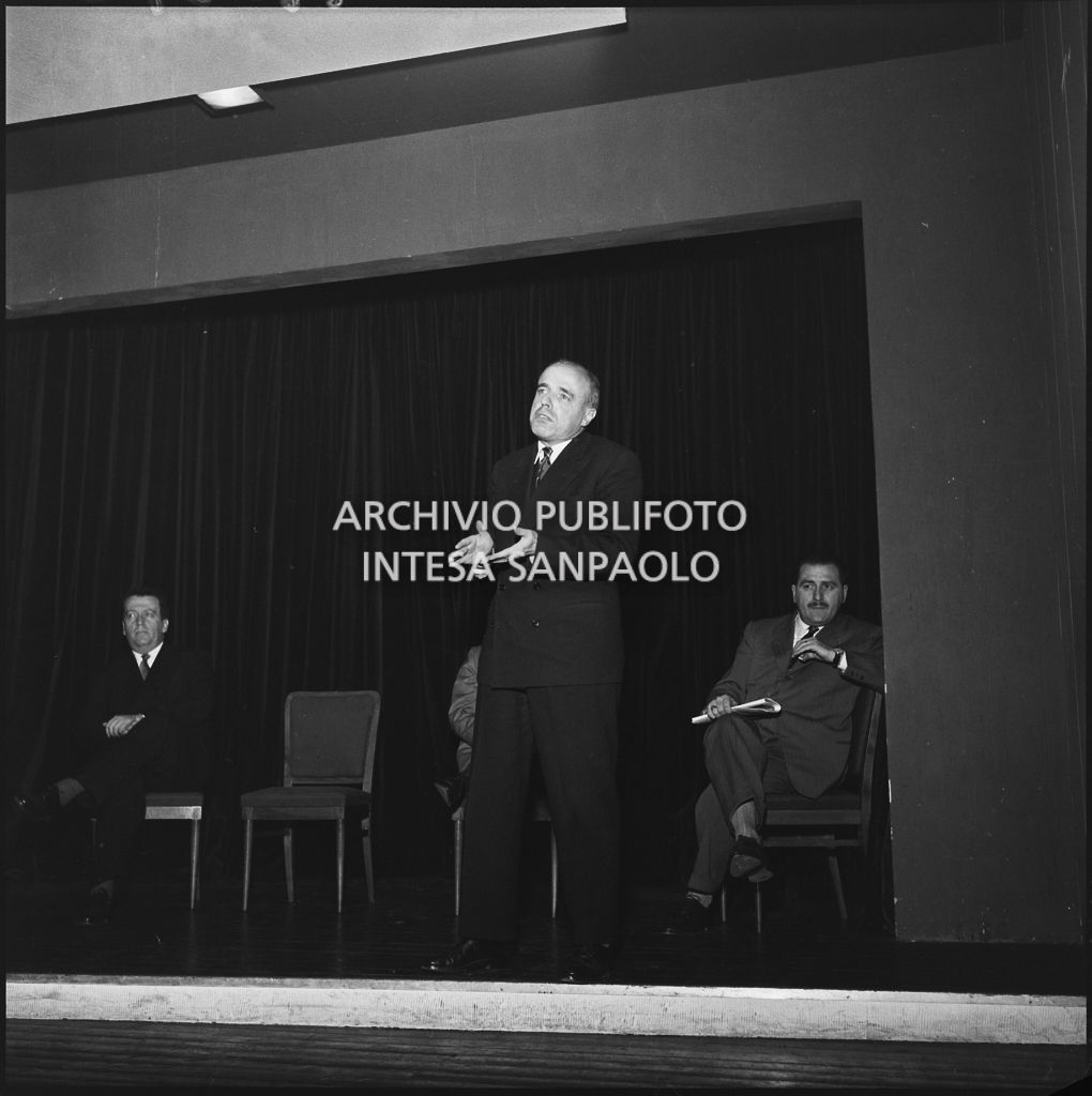 Intervento di un relatore al convegno organizzato presso il Centro culturale Pirelli. Alle sue spalle Paolo Grassi (primo da destra)<br>196278