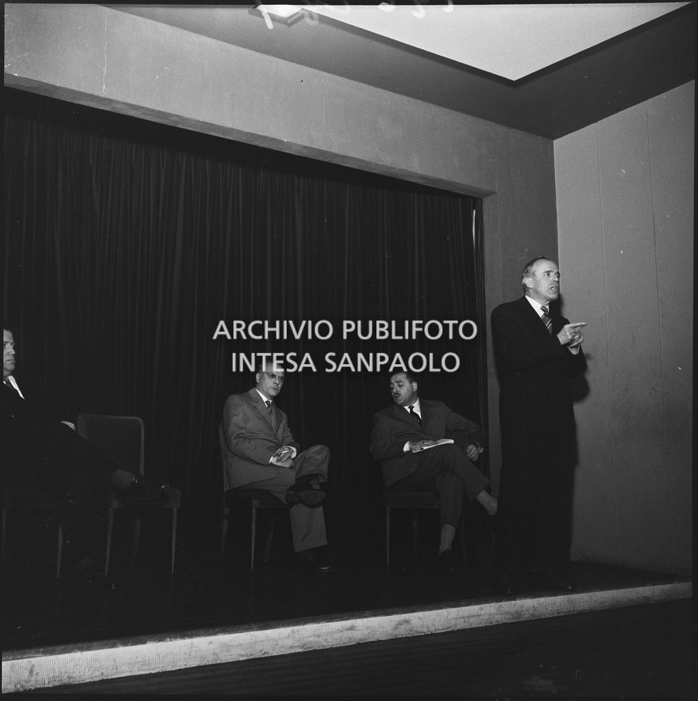 Intervento di un relatore al convegno organizzato presso il Centro culturale Pirelli. Alle sue spalle Paolo Grassi (primo da destra)<br>196279