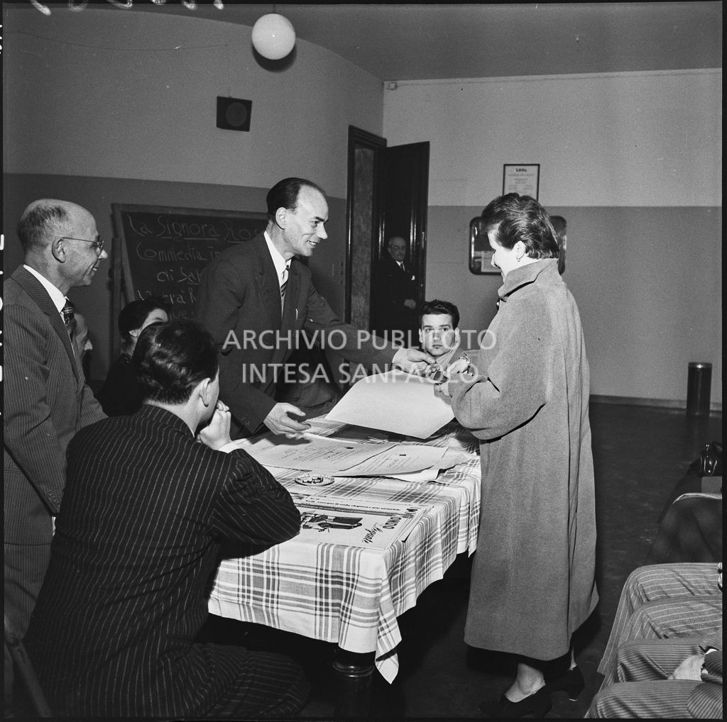 Consegna dei certificati durante la cerimonia di premiazione presso l'Unione Artigiani a Milano<br>196285