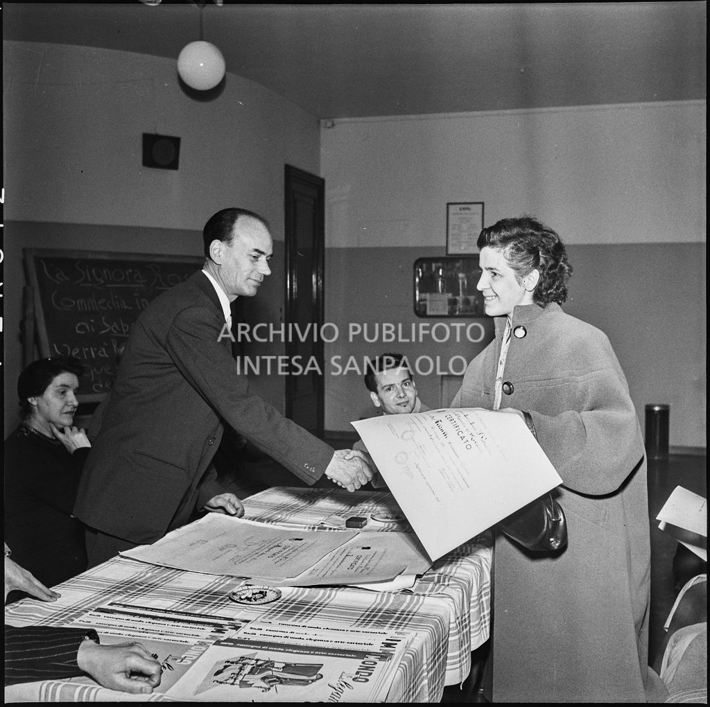 Consegna dei certificati durante cerimonia di premiazione presso l'Unione Artigiani a Milano<br>196286