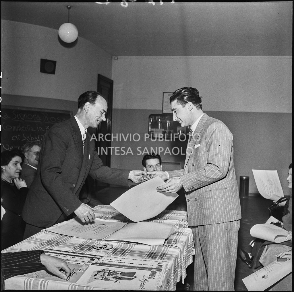 Consegna dei certificati durante la cerimonia di premiazione presso l'Unione Artigiani a Milano<br>196287