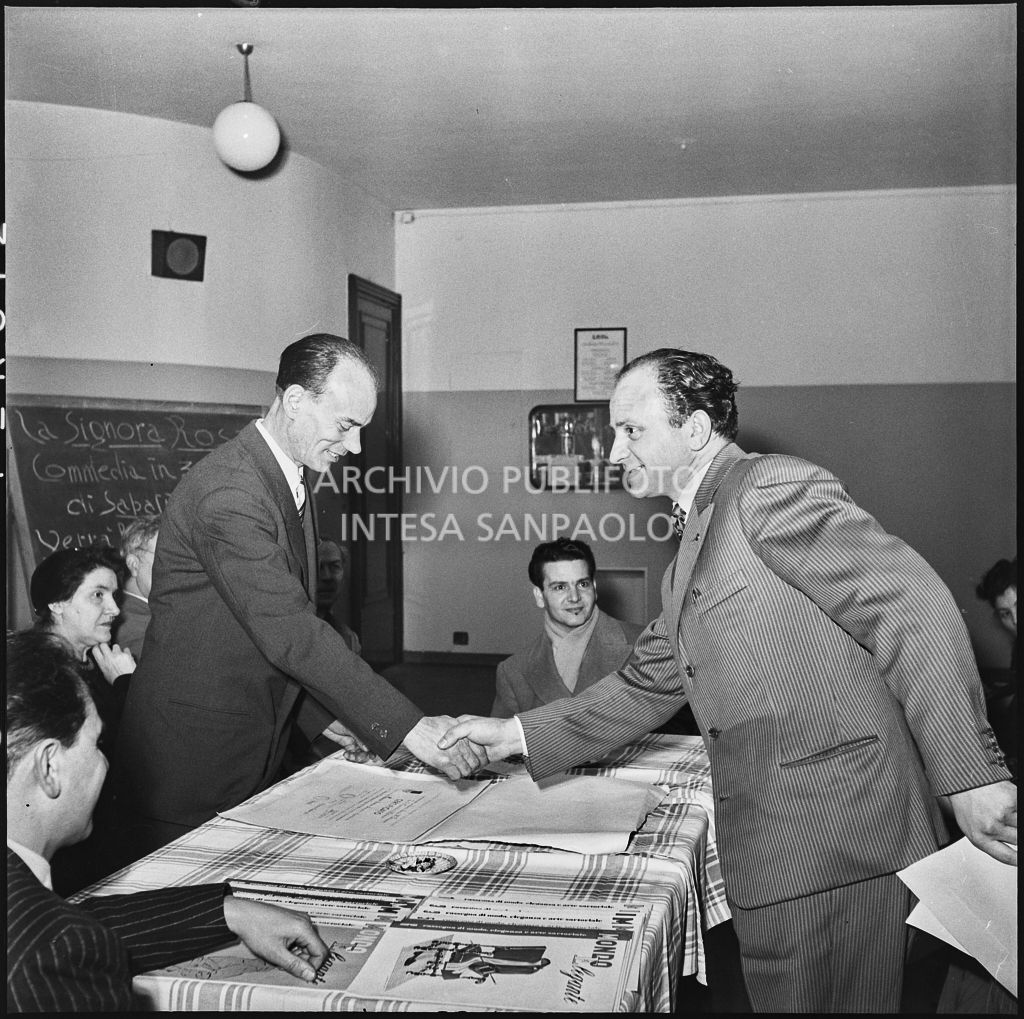 Consegna dei certificati durante la cerimonia di premiazione presso l'Unione Artigiani a Milano<br>196288
