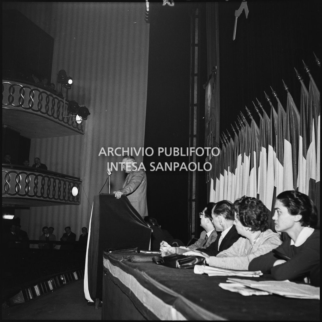 Il senatore Arturo Raffaello Colombi tiene un discorso al congresso della Voce Comunista svoltosi al Teatro Lirico di Milano<br>196289