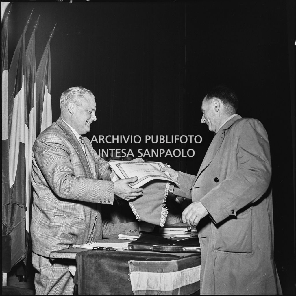 Il senatore Arturo Raffaello Colombi consegna i premi al congresso della Voce Comunista svoltosi al Teatro Lirico di Milano<br>196290