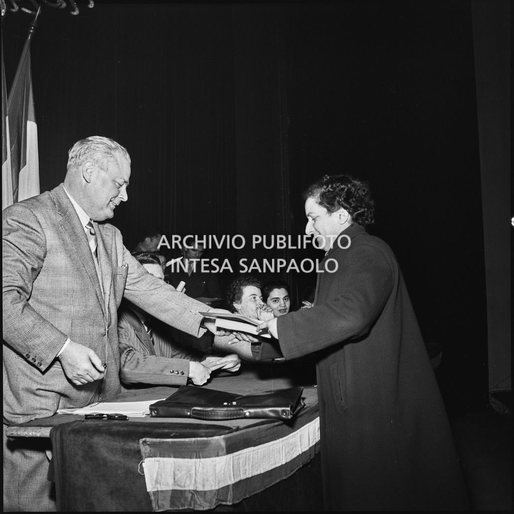Il senatore Arturo Raffaello Colombi consegna i premi al congresso della Voce Comunista svoltosi al Teatro Lirico di Milano<br>196291
