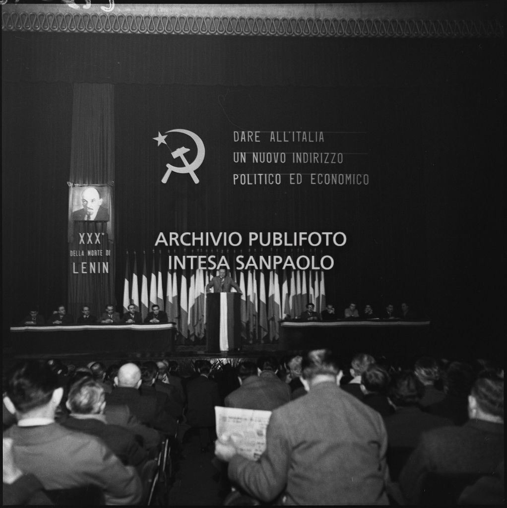 Vista sul pubblico ed il palcoscenico del Teatro Lirico di Milano in occasione del congresso della Voce Comunista<br>196292