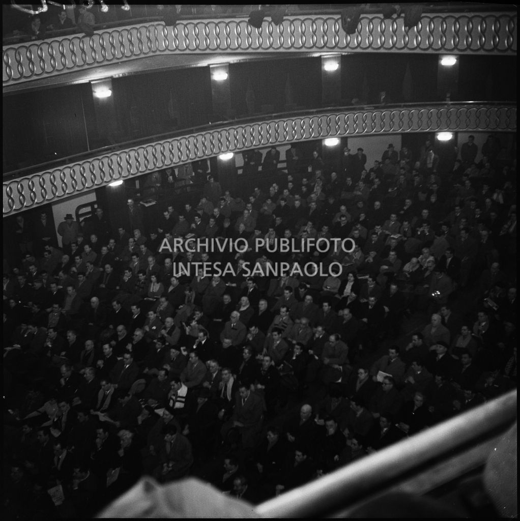 Vista sul pubblico del congresso della Voce Comunista svoltosi al Teatro Lirico di Milano<br>196293