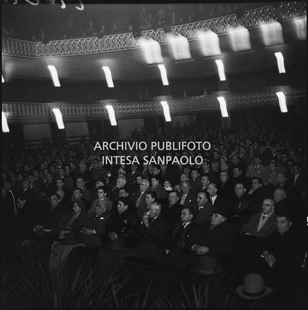Vista sul pubblico del congresso della Voce Comunista svoltosi al Teatro Lirico di Milano<br>196294