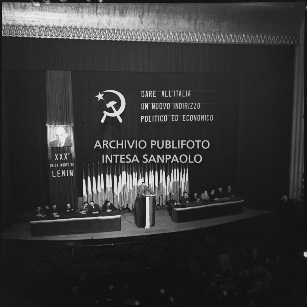 Vista sul palcoscenico del Teatro Lirico di Milano in occasione del congresso della Voce Comunista<br>196295