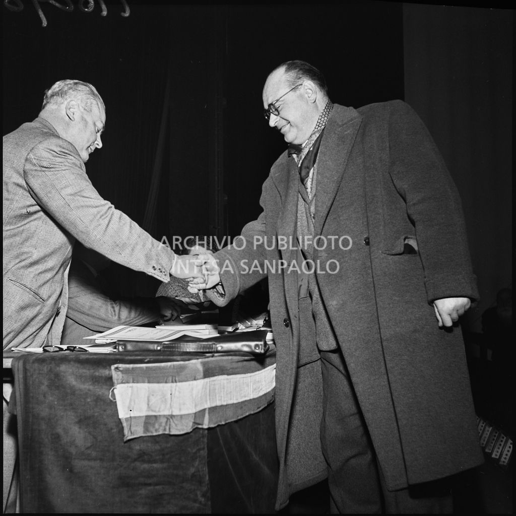 Il senatore Arturo Raffaello Colombi consegna i premi al congresso della Voce Comunista svoltosi al Teatro Lirico di Milano<br>196298