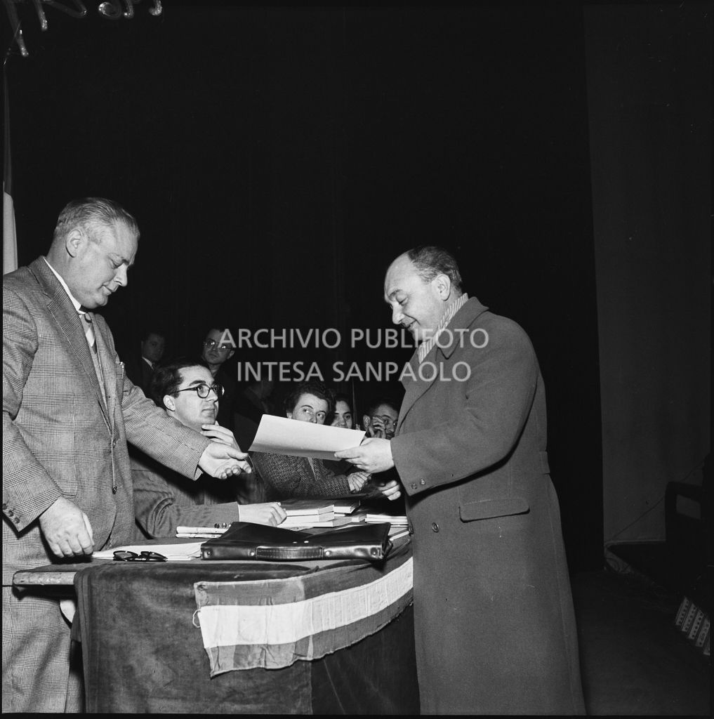 Il senatore Arturo Raffaello Colombi consegna i premi al congresso della Voce Comunista svoltosi al Teatro Lirico di Milano<br>196299