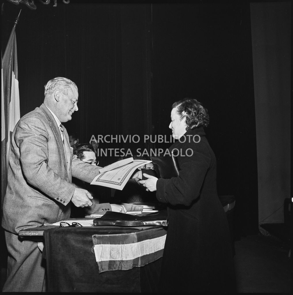 Il senatore Arturo Raffaello Colombi consegna i premi al congresso della Voce Comunista svoltosi al Teatro Lirico di Milano<br>196300