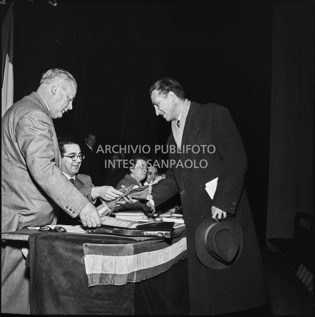 Il senatore Arturo Raffaello Colombi consegna i premi al congresso della Voce Comunista svoltosi al Teatro Lirico di Milano<br>196304