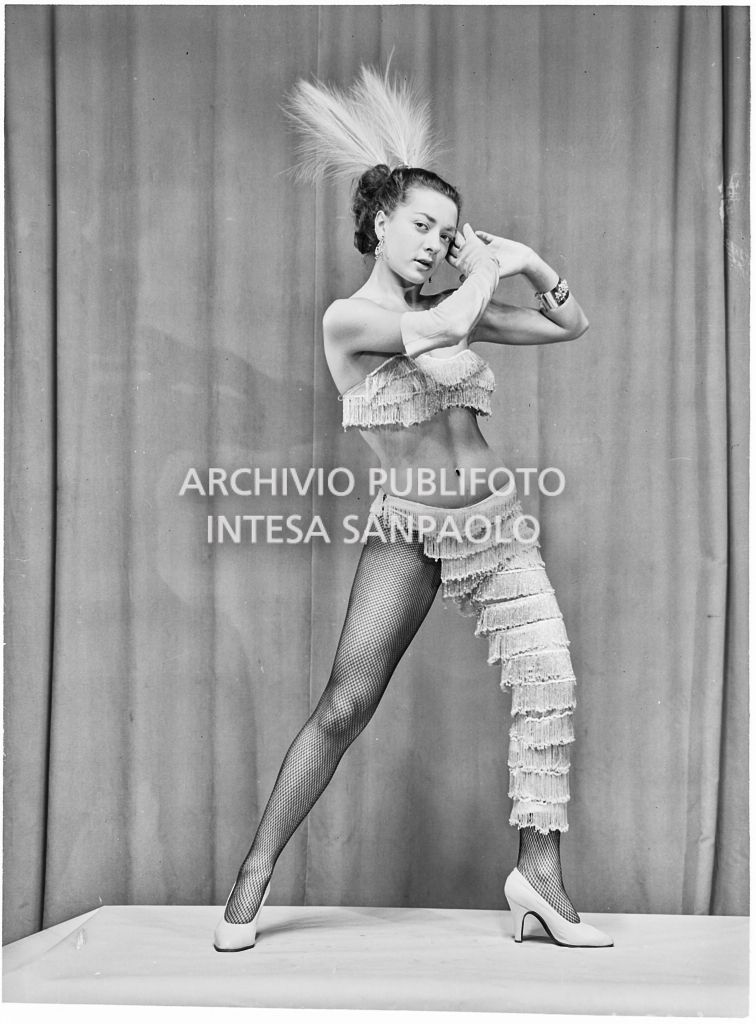 La ballerina e attrice Enza Soldi, in abiti di scena, in posa per la rivista Oggi<br>196337