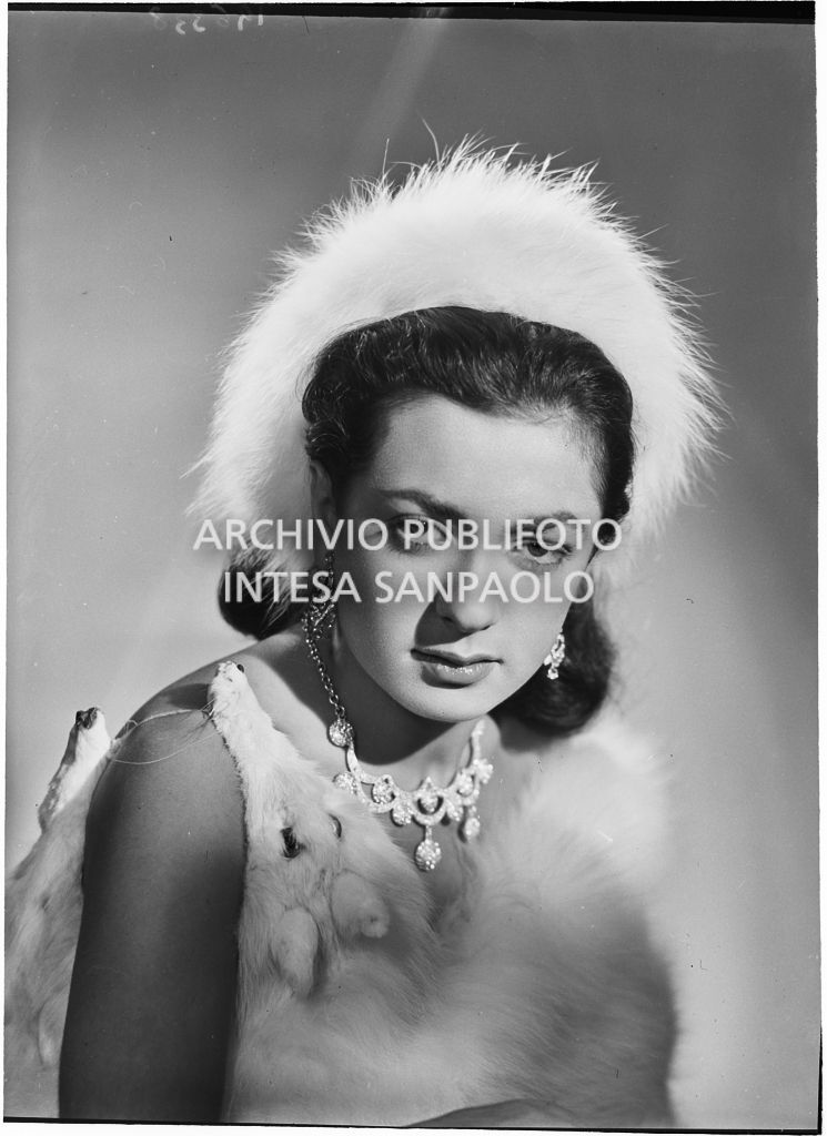 Ritratto della ballerina e attrice Enza Soldi per la rivista Oggi<br>196338