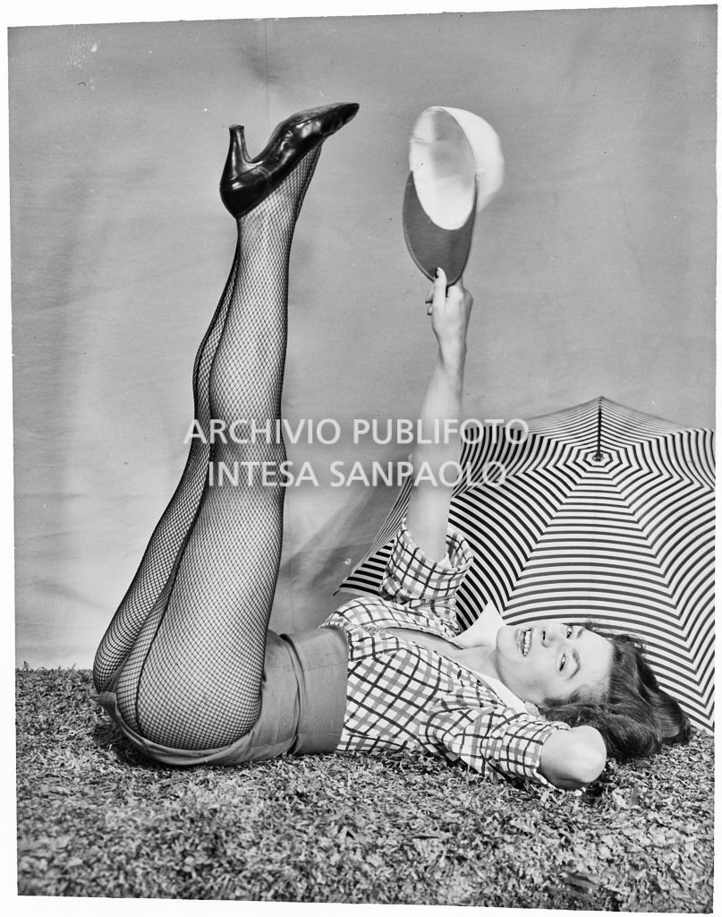 La ballerina e attrice Enza Soldi in posa su un set fotografico per la rivista Oggi<br>196340