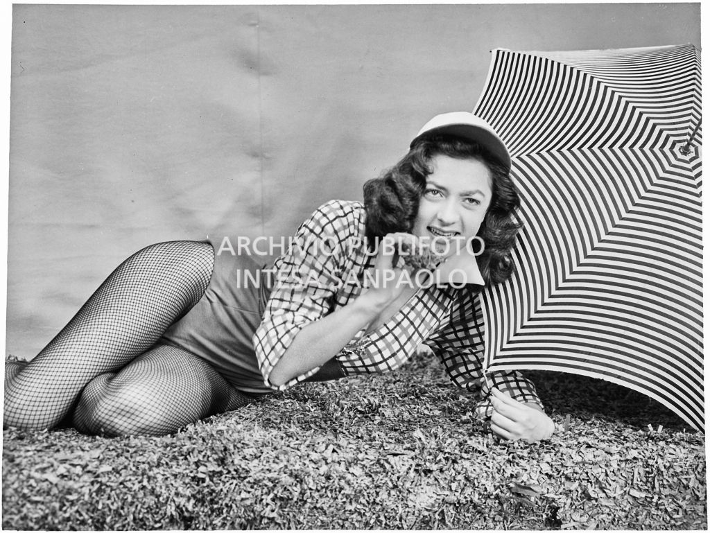 La ballerina e attrice Enza Soldi in posa su un set fotografico per la rivista Oggi<br>196342